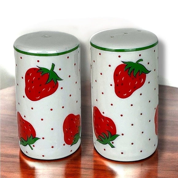 Vintage Strawberry Print Salt and Pepper Shakers Ceramic Set Collectible 1970’s - Picture 16 of 16
